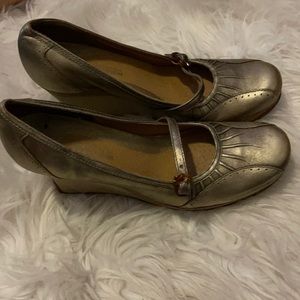 Kenneth Cole wedge metallic silver shoe for her